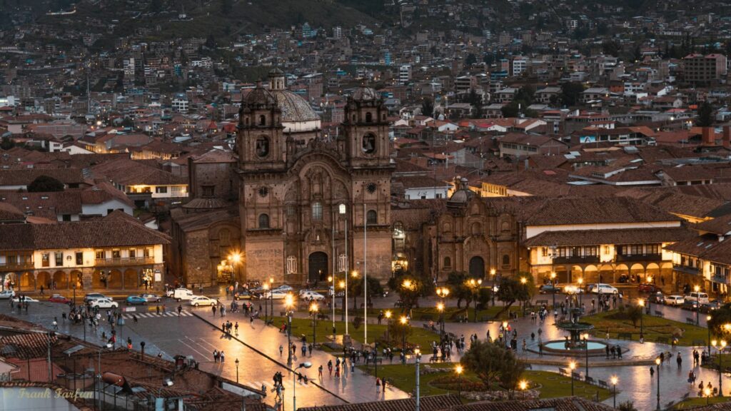 Vista panorámica desde lo alto de la Plaza de Armas durante un City Tour en Cusco, que muestra la histórica catedral, la arquitectura colonial y las colinas andinas circundantes.