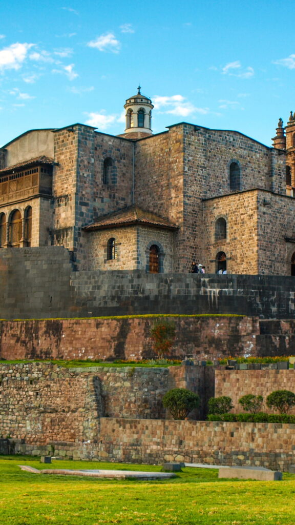 La iglesia colonial de Santo Domingo construida directamente sobre los enormes muros de piedra del templo inca del Qoricancha.
